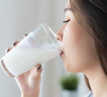 牛乳を毎日コップ１杯飲んでいる女性は脳卒中のリスクが低下　牛乳に血圧を下げる効果が？