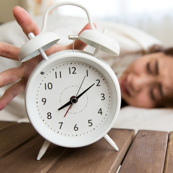 週末の「寝だめ」では平日の睡眠不足のダメージを回復できない　寝不足が心臓の健康に悪影響