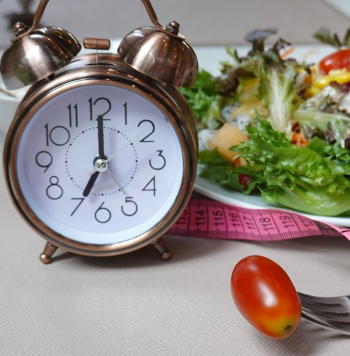 なぜ夕食が夜遅いとつい食べ過ぎてしまうのか？　肥満やメタボに食事タイミングが影響