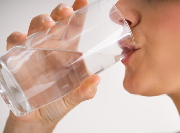 「電解水素水」を飲んでいる人は酸化ストレスが低く腎機能も良好　機序の解明が待たれる　理研など