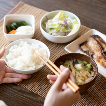 日本人は食事や栄養の情報をどこから得ているか？　テレビしか見ない人はフードリテラシーが低い？　東大調査