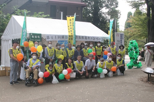 臓器移植キャンペーンにて。医療関係者や行政関係者と共に風船を渡しながら意思表示カード普及の呼びかけを行った。