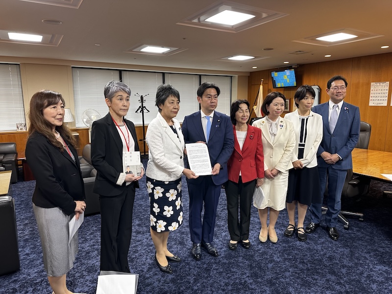 「腎疾患患者への医療支援のあり方に関する提言」を福岡資麿厚生労働大臣に提出しました